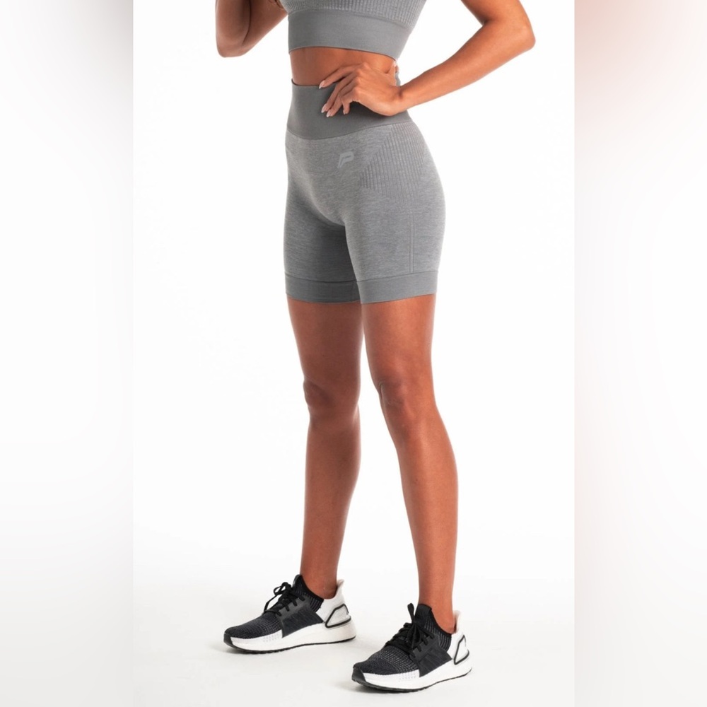 Pursue Fitness Adapt Seamless Shorts in Subtle Grey - Size Medium (M)